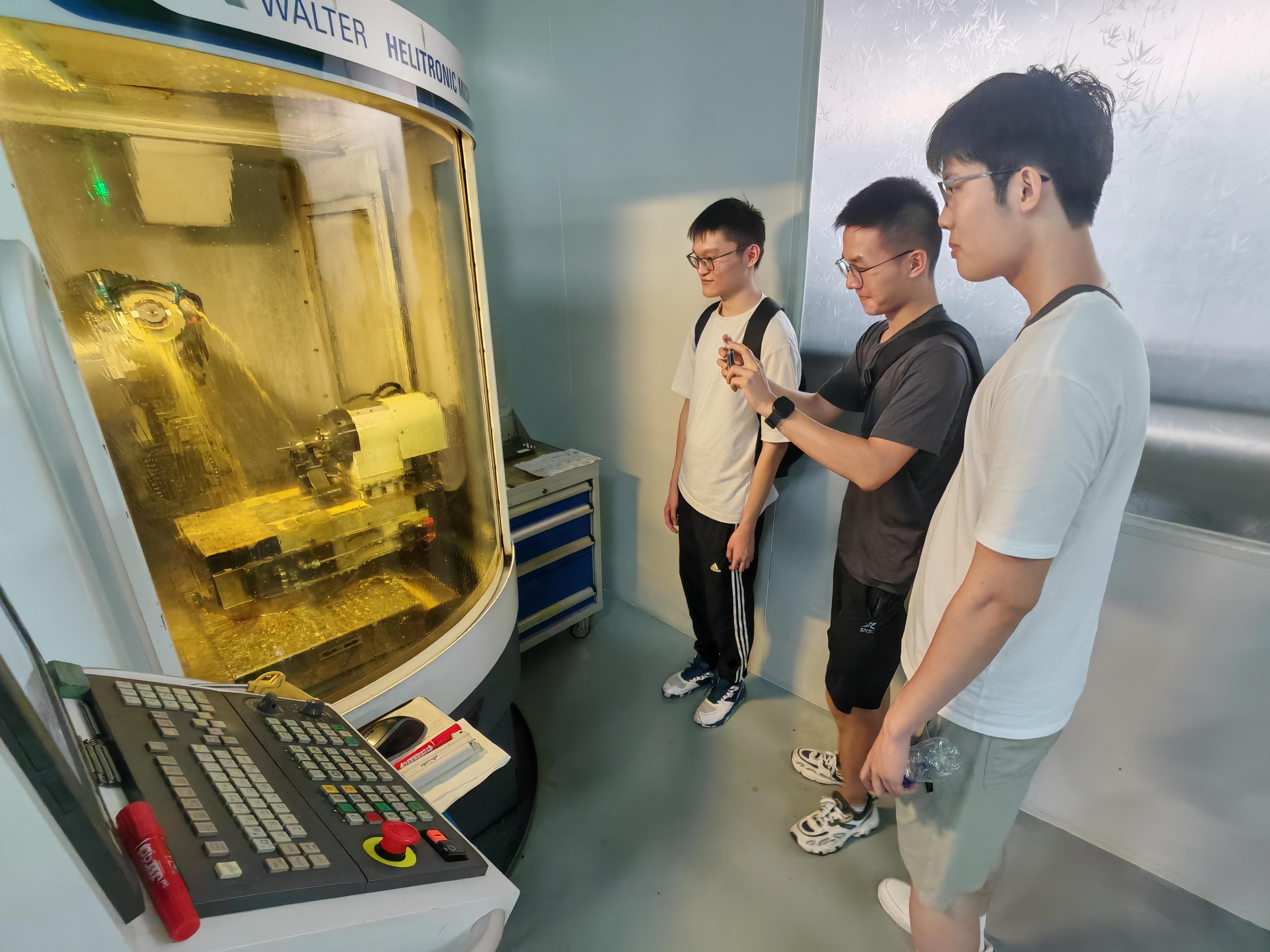 Students visiting technology enterprises and institutions in Wuxi 4