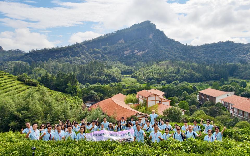 Participants visit Wuyi Academy (Wuyi Jingshe), founded by Zhu Xi in 1183. 