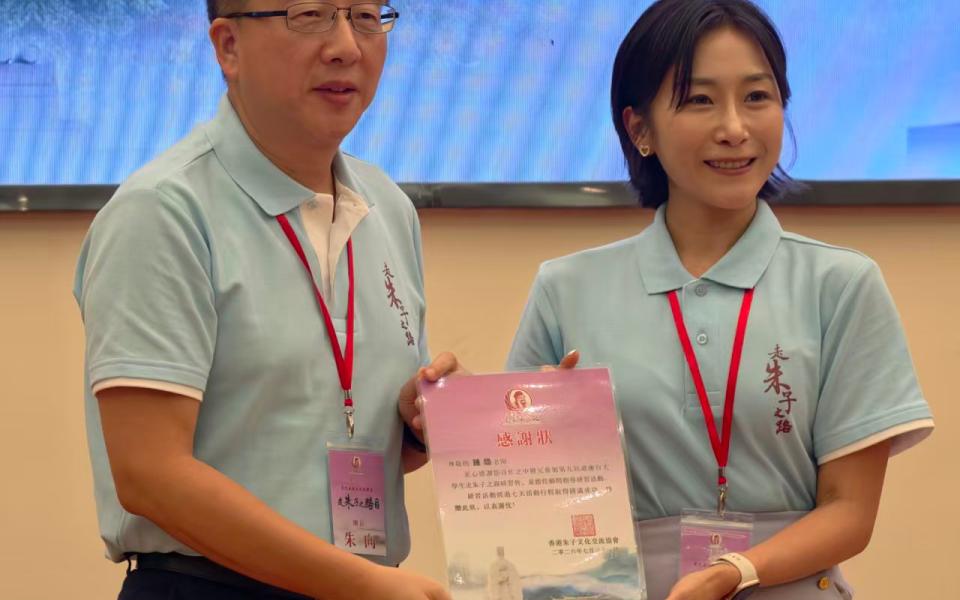 The organisers present certificates of appreciation to faculty mentors. 